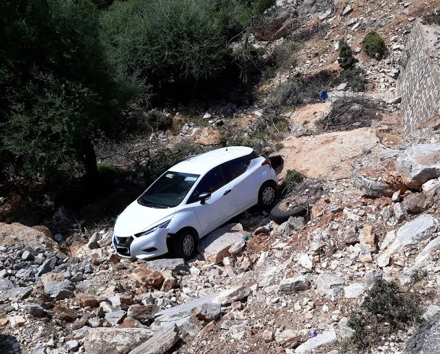Αυτοκίνητο έπεσε σε γκρεμό, είχε Άγιο ο οδηγός (εικόνες)